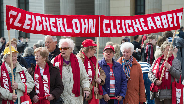 Demonstration zum &bdquo;Equal Pay Day&ldquo;       -  Demonstrantinnen und Demonstranten fordern am Brandenburger Tor in Berlin anlässlich einer Kundgebung zum &bdquo;Equal Pay Day&ldquo; die gleiche Bezahlung von Frauen und Männern.