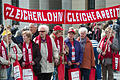 Demonstration zum &bdquo;Equal Pay Day&ldquo;       -  Demonstrantinnen und Demonstranten fordern am Brandenburger Tor in Berlin anlässlich einer Kundgebung zum &bdquo;Equal Pay Day&ldquo; die gleiche Bezahlung von Frauen und Männern.