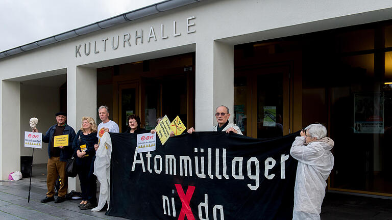 Zähes Ringen um AKW-Rückbau in Grafenrheinfeld       -  Proteste vor der Kulturhalle in Grafenrheinfeld, in der der Erörterungstermin zum Abriss des Atomkraftwerks stattfand.