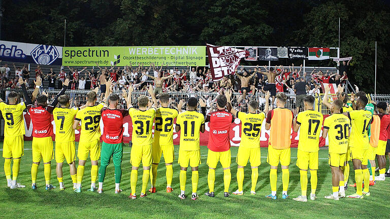 Schulterschluss mit den Fans: Mannschaft und Anhang feiern gemeinsam den Auswärtssieg in Aschaffenburg. Schulterschluss mit den Fans: Mannschaft und Anhang feiern gemeinsam den Auswärtssieg in Aschaffenburg.