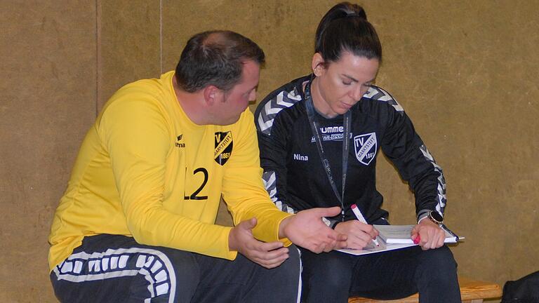 Marktstefts Trainerin Nina Dennerlein (rechts) und Torwart Thomas Schneider unterhalten sich. Schneider lief nach fast zwei Jahrzehnten wieder für Marktsteft in der Landesliga auf.