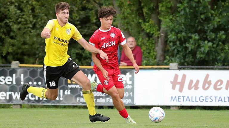 Marcel Fischer (rechts) zieht am Gegenspieler vorbei. Das Foto entstand im August 2023 in der Partie der Würzburger Kickers gegen den SV Hahnbach in der ersten Runde im Toto-Pokal auf Verbandsebene.