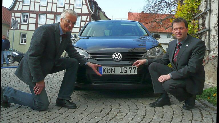 Die Rückkehr des KÖN-IGs: Auch in Bad Königshofen hinterließ die 2012er-Studie von Prof. Ralf Bochert (links) ihre Spuren. Bürgermeister Thomas Halbling zeigte sich damals erfreut, dass seine Stadt auf den Kfz-Kennzeichen vertreten ist. Die Rückkehr des KÖN-IGs: Auch in Bad Königshofen hinterließ die 2012er-Studie von Prof. Ralf Bochert (links) ihre Spuren. Bürgermeister Thomas Halbling zeigte sich damals erfreut, dass seine Stadt auf den Kfz-Kennzeichen vertreten ist. 