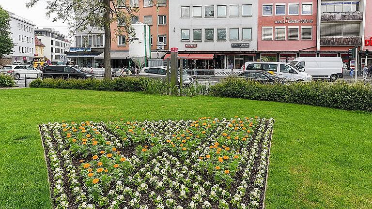 Der Platz endet dann nicht, wie derzeit, direkt am Geländer, sondern soll durch die Gestaltung der Straßenoberflächen auch deutlich größer werden.