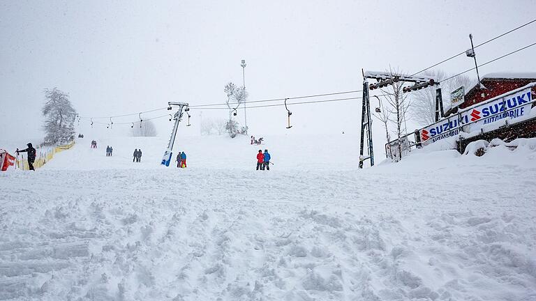 Am Zuckerfeld im hesssichen Obernhausen kann man nicht nur bei Tageslicht skifahren.