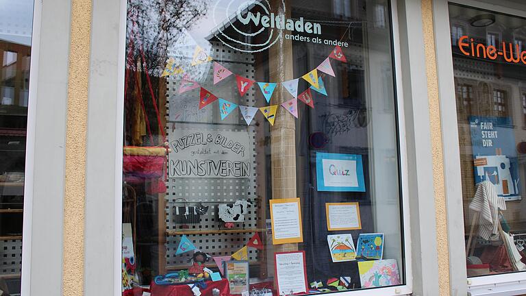 Das Schaufenster des Eine-Welt-Ladens in der Innnenstadt von Bad Neustadt ist bunt gestaltet.