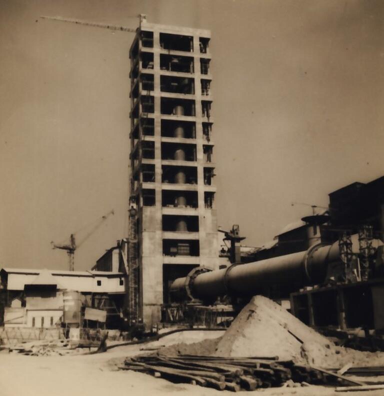 1960 stand der erste Teil des Gitterturms. Der Wärmetauscher gehörte zu Ofen 4. 1960 stand der erste Teil des Gitterturms. Der Wärmetauscher gehörte zu Ofen 4.