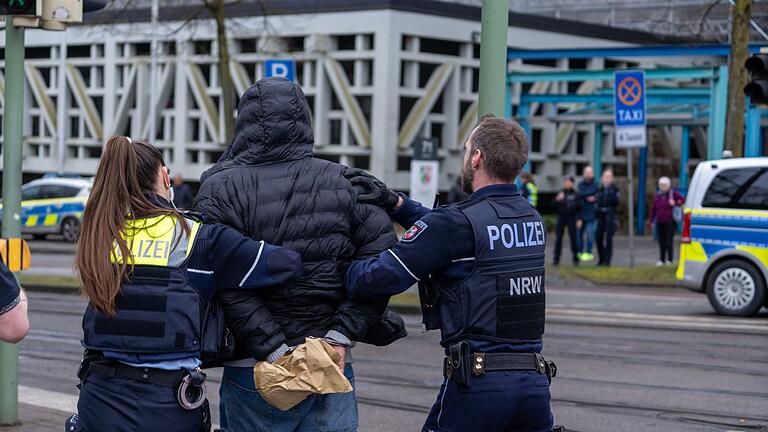 Großeinsatz der Polizei am Landgericht in Bielefeld       -  Vor Ort waren nach den Schüssen zwei Personen festgenommen worden.