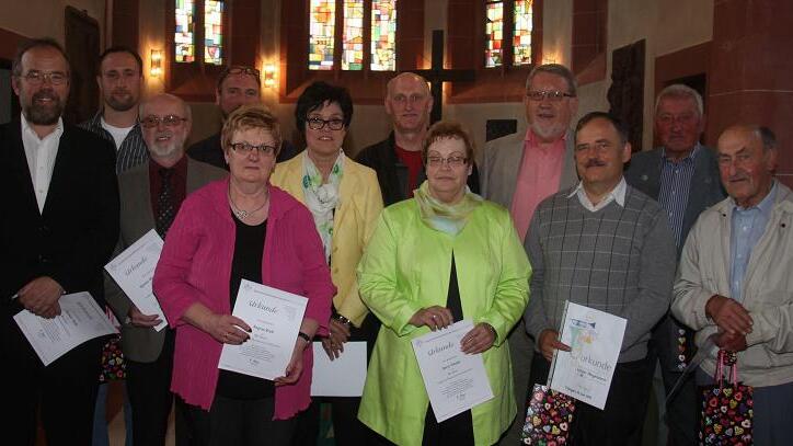 Langjährige Kirchenmusiker: In einem Kirchenkonzert ehrte der Verband evangelischer Chöre treue Sänger und Bläser. Im Bild von links: Ingeborg Purucker, Helmut Kreß, Robert Neun, Günter Morgenstern, Christof Finger, Regina Kreß, Gerlinde Bauer, Hermann Raab, Doris Fiedler, Richard Steigerwald, Walter Morgenstern, Erich Schwarz, Otto Morgenstern und Martin Morgenstern.