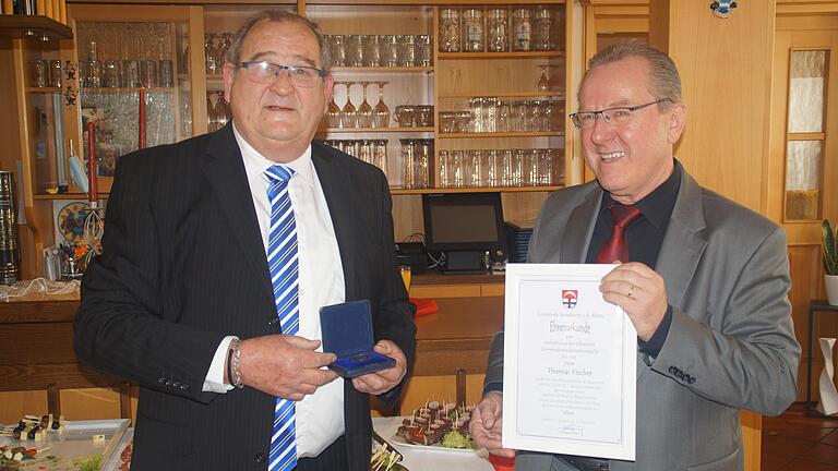 Anlässlich seines 60. Geburtstags wurde Bürgermeister Thomas Fischer (rechts) die silberne Gemeindeverdienstmedaille vom stellvertretenden Bürgermeister Roberto Breunig überreicht.