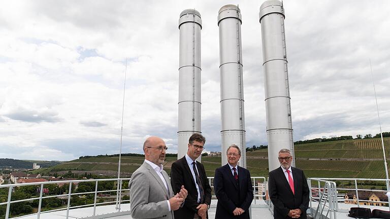 Armin Lewetz, Geschäftsführer des Heizkraftwerks, Oberbürgermeister Christian Schuchardt,&nbsp; Joachim Spatz, der ehemaliger Aufsichtsratsvorsitzender der HKW Gmbh und Thomas Schäfer, Geschäftsführer der WVV (von links), erläutern auf dem Dach des neuen Wärmespeichers, wie sich das Kraftwerk zu Gunsten der Energiewende verändert hat.