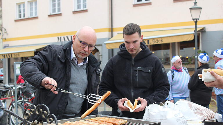 Pünktlich um 11:11 Uhr stürmten die Narren in Gemünden das Rathaus. Bürgermeister Jürgen Lippert war für die Versorgung der Anwesenden zuständig, während Zugmarschall Rainer Pöschl durch die lokale Gastroszene