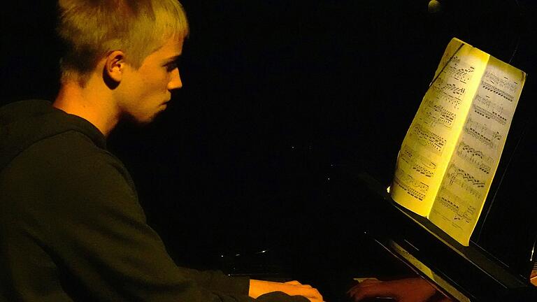 Sven Wicht (11 b) beeindruckte am Klavier vorzüglich voll künstlerischer Reife mit der 'Klaviersonate op 27 Nr.2 cis Moll, 3. Satz von L.v. Beethoven, ein sehr schweres Werk, das er kraftvoll, rasant, technisch präzise präsentierte. Sven Wicht (11 b) beeindruckte am Klavier vorzüglich voll künstlerischer Reife mit der 'Klaviersonate op 27 Nr.2 cis Moll, 3. Satz von L.v. Beethoven, ein sehr schweres Werk, das er kraftvoll, rasant, technisch präzise präsentierte.