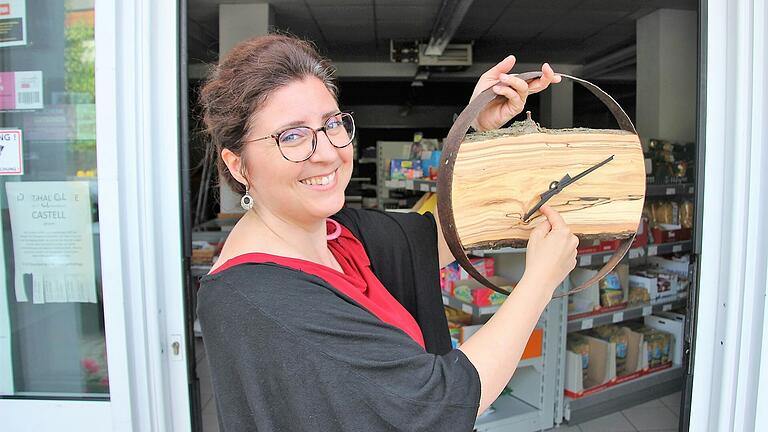 Auch im Krämerladen in Wiesenbronn kann rund um die Uhr eingekauft werden. Hinter diesem modernen Geschäftskonzept steht Claudia Djuren, Geschäftsführerin des Krämerladens. Auch im Krämerladen in Wiesenbronn kann rund um die Uhr eingekauft werden. Hinter diesem modernen Geschäftskonzept steht Claudia Djuren, Geschäftsführerin des Krämerladens.
