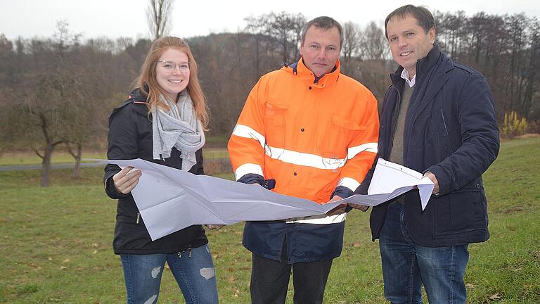 Marktheidenfelds Bauamtsleiter Alexander Chesauan (Mitte) traf sich zur Vorbesprechung zum Sozialen Wohnungsbau vor Ort mit Planer Georg Redelbach (rechts) und Amelie Wolf (links) vom Staatlichen Bauamt. Marktheidenfelds Bauamtsleiter Alexander Chesauan (Mitte) traf sich zur Vorbesprechung zum Sozialen Wohnungsbau vor Ort mit Planer Georg Redelbach (rechts) und Amelie Wolf (links) vom Staatlichen Bauamt.