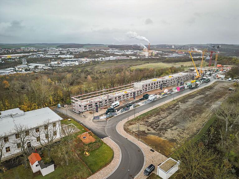 Neben der alten Flugschule werden gerade mehrstöckige Stadthäuser gebaut. Gegenüber sind Grundstücke für Einfamilienhäuser, die die Stadt verkauft. Im Hintergrund ist das Müllheizkraftwerk.