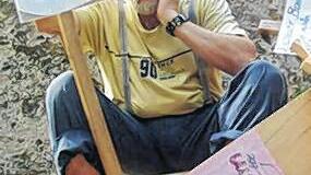 Der Aktivist: 2005 protestierte Hermann Geist mit Schildern gegen Baumfällungen auf den Mainwiesen.