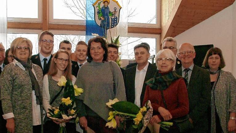 Beim Neujahrsempfang sind zahlreiche Zeller Bürger für ihren ehrenamtlichen Einsatz in unterschiedlichen Bereichen geehrt worden. Bürgermeisterin Anita Feuerbach (2. von links) dankte ihnen. Beim Neujahrsempfang sind zahlreiche Zeller Bürger für ihren ehrenamtlichen Einsatz in unterschiedlichen Bereichen geehrt worden. Bürgermeisterin Anita Feuerbach (2. von links) dankte ihnen.