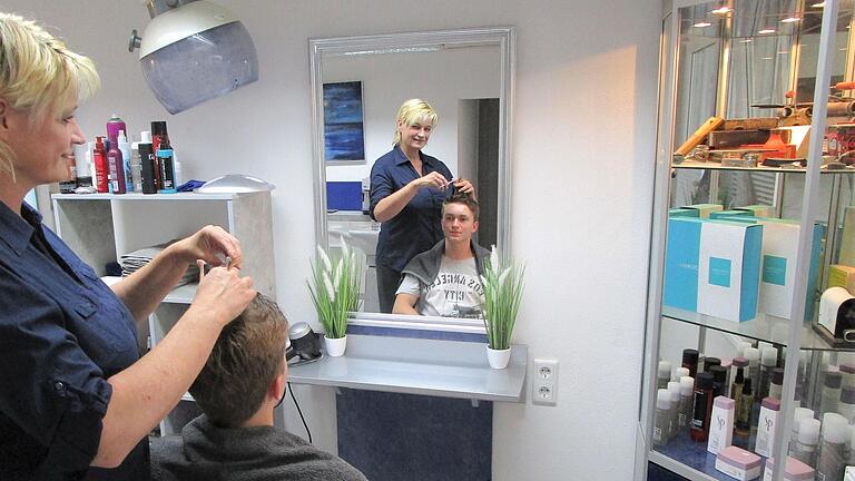 Auf dem Bild stylt Elke Ritter ihren Sohn Ben. In Schonungen hat sie einen neuen Friseursalon eröffnet.