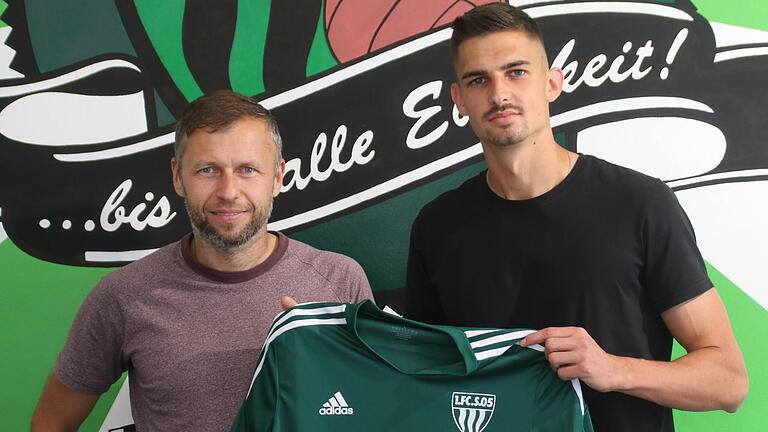 Der FC 05 Schweinfurt hat noch einmal nachgelegt: Trainer Christian Gmünder (links) präsentiert den neuen Innenverteidiger  Ivan Mihaljevic, der von Südwest-Regionalligisten TSV Steinbach Haiger gekommen ist.