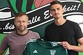 Der FC 05 Schweinfurt hat noch einmal nachgelegt: Trainer Christian Gmünder (links) präsentiert den neuen Innenverteidiger  Ivan Mihaljevic, der von Südwest-Regionalligisten TSV Steinbach Haiger gekommen ist.