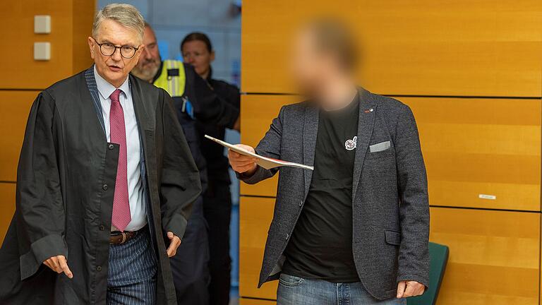 Vor dem Urteil: Der Geschäftsführer des Freizeitparkes Geiselwind (rechts) mit seinem Rechtsanwalt Alexander Seifert am Montag im Sitzungssaal am Landgericht Würzburg.&nbsp;