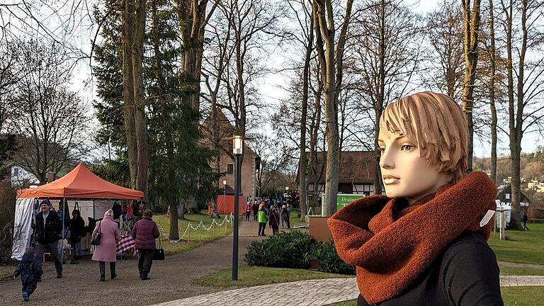 Die Modepuppe staunte über das rege Treiben auf dem Aschacher Weihnachtsmarkt.       -  Die Modepuppe staunte über das rege Treiben auf dem Aschacher Weihnachtsmarkt.