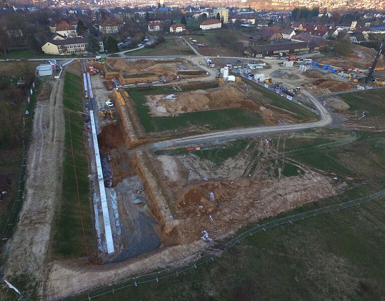 Die Baugrube der neuen Zentralklinik des Landkreises wird aktuell bergseits durch eine Reihe von Bohrpfählen abgesichert. Die Baugrube der neuen Zentralklinik des Landkreises wird aktuell bergseits durch eine Reihe von Bohrpfählen abgesichert.