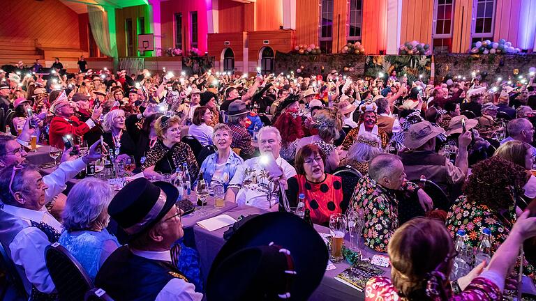 Rund 400 Menschen besuchten die Rosenmontagssitzung der KiKaG in der Florian-Geyer-Halle in Kitzingen. Rund 400 Menschen besuchten die Rosenmontagssitzung der KiKaG in der Florian-Geyer-Halle in Kitzingen.
