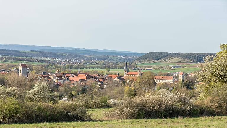 Am Ende der Wacholderheide lädt noch einmal ein Rastplatz zum Innehalten ein: Von hier oben eröffnet sich ein reizvoller Panoramablick auf die Altstadt von Münnerstadt.