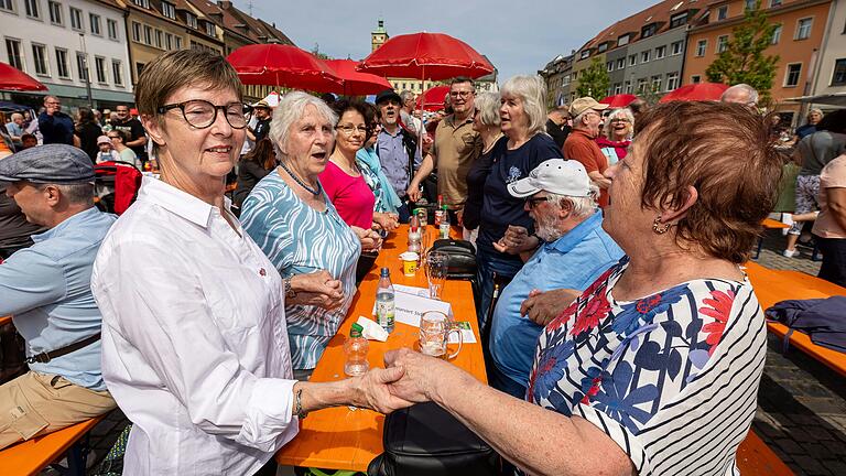 'Brüder, zur Sonne, zur Freiheit', eines der weltweit am meisten verbreiteten Lieder der Arbeiterbewegung, wird traditionell am Ende der Kundgebung zum 1. Mai auch in Schweinfurt gesungen.