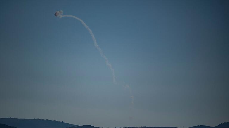 Nahostkonflikt - Golanhöhen - Israels Raketenabwehr fängt ein Geschoss ab, das aus dem Libanon kommt. Nahostkonflikt - Golanhöhen - Israels Raketenabwehr fängt ein Geschoss ab, das aus dem Libanon kommt.