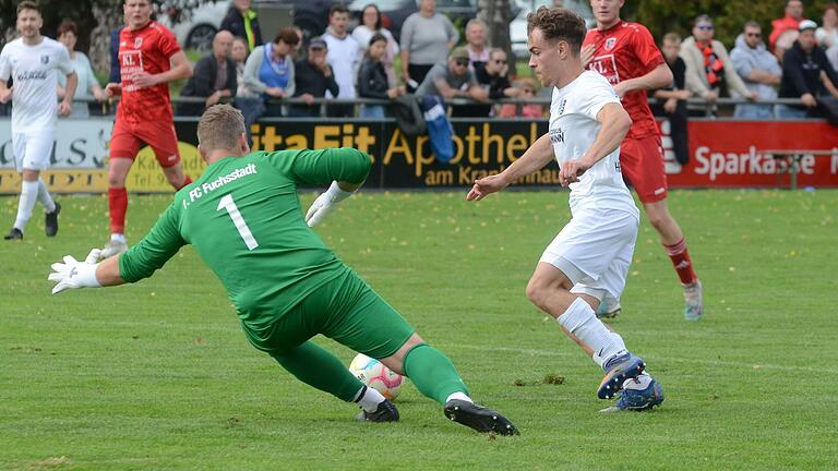 Jari Heuchert (rechts auf einem Archivbild mit Torwart Nikolas Herold vom FC Fuchsstadt) kehrt nach fast dreivierteljährlicher Verletzungspause ins Aufgebot des TSV Karlburg zurück.