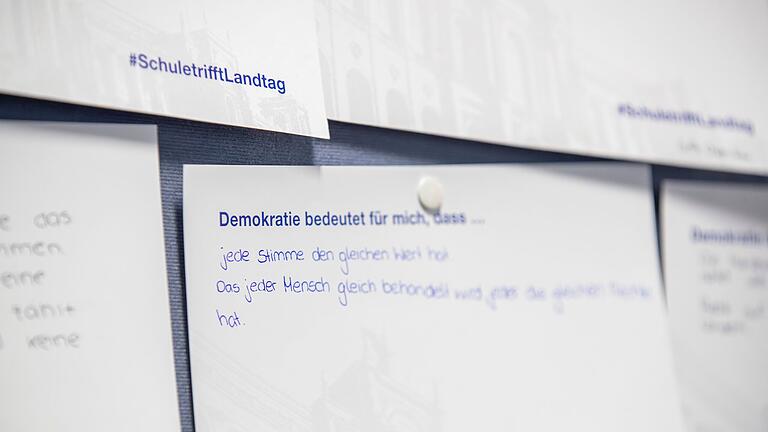 Meinungen an der Pinnwand: Was Demokratie für sie bedeutet, notierten die Schweinfurter Schülerinnen und Schüler beim Besuch der Landtagspräsidentin auf Kärtchen.&nbsp;&nbsp;