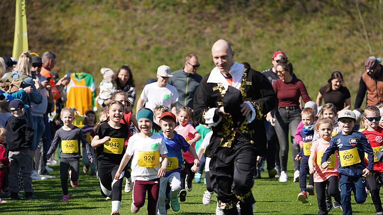 So lief der Saaletal-Marathon des SV Ramsthal       -  Super Stimmung beim Bambini-Lauf mit Matthias Hallhuber als Pirat-Maskottchen.
