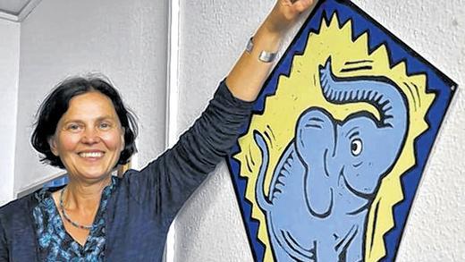 Gütesiegel: Bis 2013 darf der Würzburger Kinderschutzbund weiter mit dem „Blauen Elefanten“ für sich werben. Darüber freut sich Patricia Fischer-Martin. Gütesiegel: Bis 2013 darf der Würzburger Kinderschutzbund weiter mit dem „Blauen Elefanten“ für sich werben. Darüber freut sich Patricia Fischer-Martin.