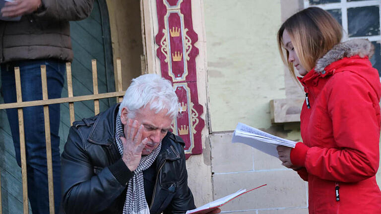 Dieter Villhauer und Elke Thomas proben eine Szene aus dem 'Glöckner von Notre Dame'. Foto: Heike Beudert       -  Dieter Villhauer und Elke Thomas proben eine Szene aus dem 'Glöckner von Notre Dame'. Foto: Heike Beudert