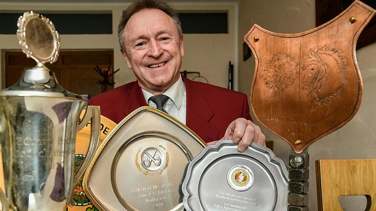 Hans Weppert (62) präsentiert stolz einige der Trophäen, die der Kister Rauchclub (Lkr. Würzburg) im Laufe der Jahre auf Turnieren ergattern konnte.