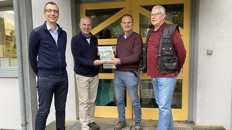 Martin Schrauth vom Gartenbauamt Würzburg wurde zum Ehrenmitglied der Siedlergemeinschaft Würzburg Sieboldshöhe ernannt. Im Bild (von links): Dr. Helge Grob (Amtsleiter), Matthias Kemmer (Zweiter Vorsitzender), Martin Schrauth, Herbert Stapff (Vorsitzender)