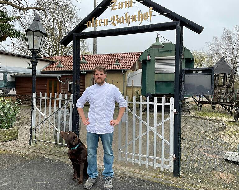 Im Frühjahr wolle er auch den Außenbereich des 'Alten Bahnhofs' in Kirchheim nutzen und den Biergartenbetrieb wieder aufnehmen, kündigt Alex Fuchsbauer an. Vorausgesetzt, er finde genügend Personal. Im Frühjahr wolle er auch den Außenbereich des 'Alten Bahnhofs' in Kirchheim nutzen und den Biergartenbetrieb wieder aufnehmen, kündigt Alex Fuchsbauer an. Vorausgesetzt, er finde genügend Personal.
