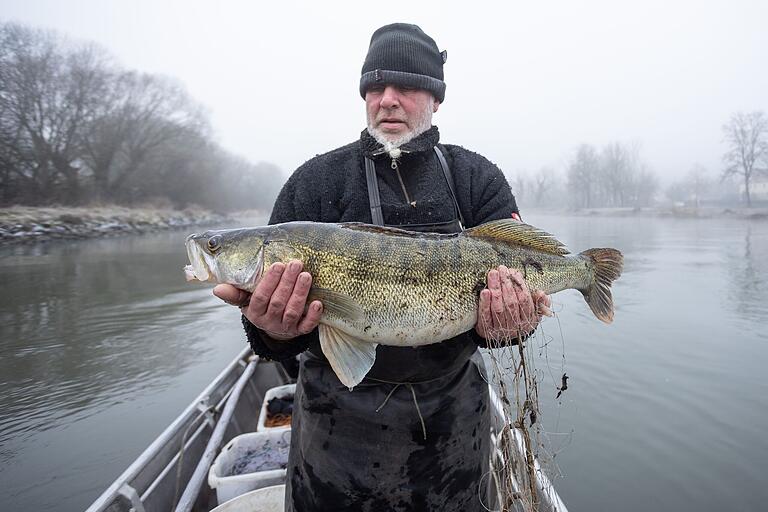 Michael Rohde hält seinen frisch gefangenen Fisch in die Kamera. Michael Rohde hält seinen frisch gefangenen Fisch in die Kamera.