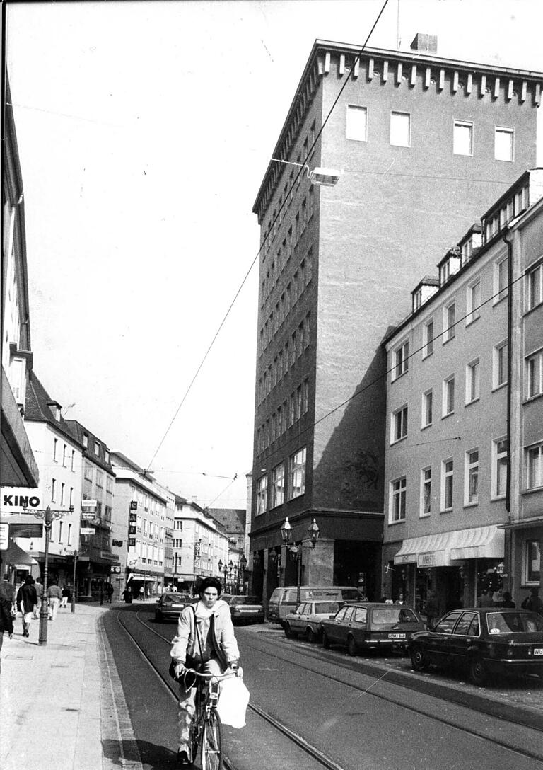 So sah es 1988 aus: das damals städtische Ämterhochhaus in der Augustinerstraße 9.