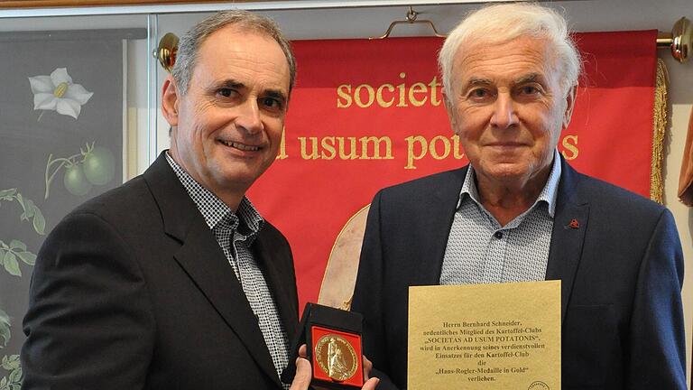 Bernhard Schneider (links) und Eduard Stenger vor der Kartoffelvitrine im Lohrer Schulmuseum.