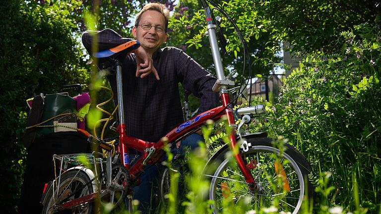 Der Würzburger Stadtrat Manfred Dürr präsentiert sein Klapprad. Er verzichtet auf ein Auto und das ist nur ein Beispiel für seine nachhaltige Lebensweise.