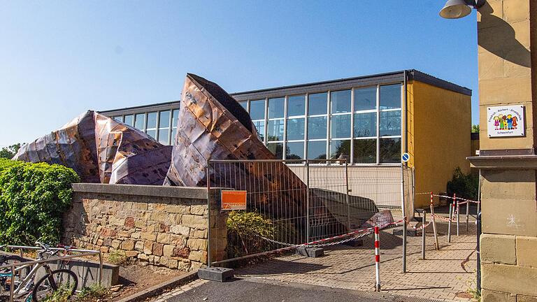 Das kurze, aber heftige Unwetter am Montagabend deckte das Turnhallendach der Friedrich-Rückert-Grundschule ab.