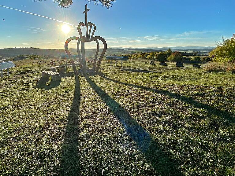 Die größte Erntekrone der Welt steht auf einer Anhöhe bei Heustreu. Gerade in diesen Herbsttagen wirft sie lange Schatten.