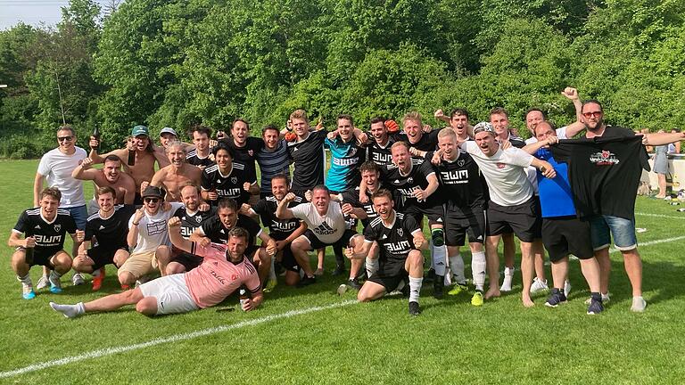 Die FT Würzburg sind Meister in der Kreisklasse Würzburg 1 und steigen zum ersten Mal in der Vereinsgeschichte in die Kreisliga auf. Der Verein von der Mergentheimer Straße kann Spielern nicht nur gute Stimmung und stete Feierbereitschaft, sondern auch Fußball in der höchsten Spielklasse auf Kreisebene bieten.