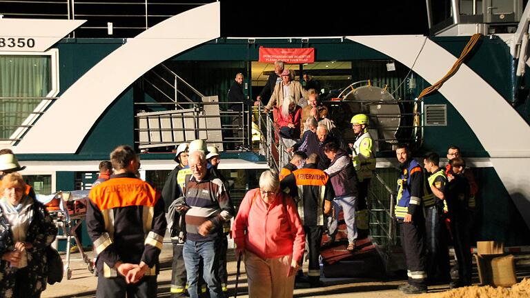 Im alten Schwenkhafen in Karlstadt musste in der Nacht von Samstag auf Sonntag ein Leck geschlagenes Passagierschiff mit 120 Passagieren an Bord evakuiert werden.