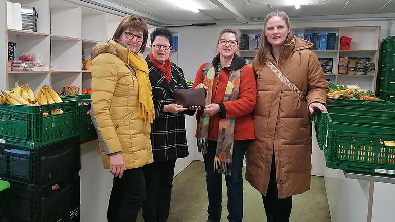 Andrea Geisel, Katharina Müller (2. Vorsitzende der Kitzinger Tafel), Jutta Hein und Katharina Pachtner bei der Spendenübergabe.