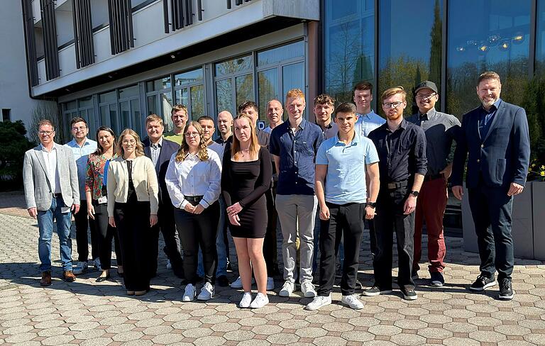 Die erfolgreichen Absolventinnen und Absolventen einer technischen und kaufmännischen Ausbildung im Frühjahr 2025 zusammen mit Geschäftsleitung und Betriebsrat.